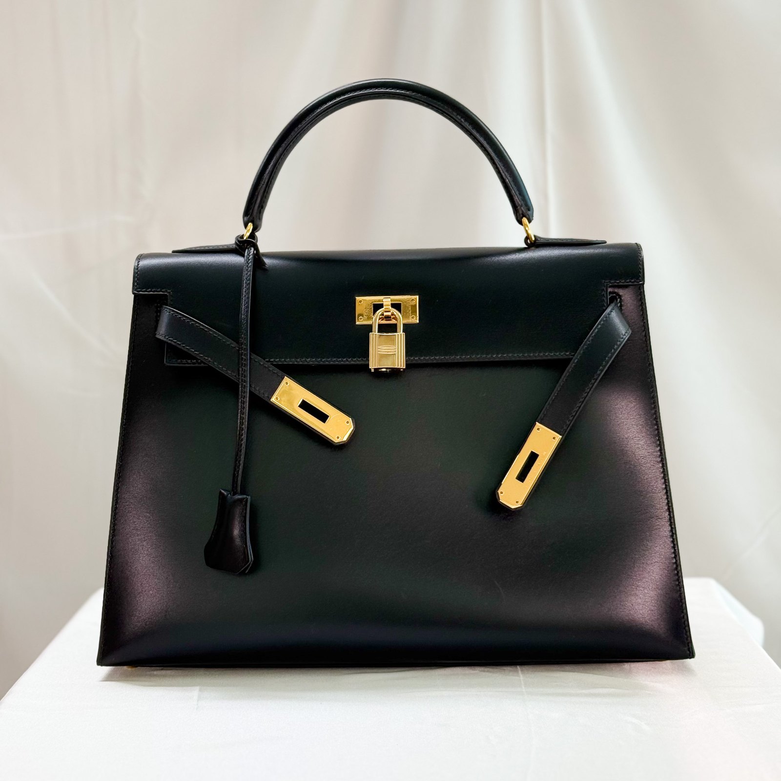 HERMÈS Kelly 28 Sellier Noir — Gold Hardware